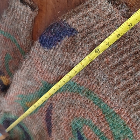 Laura Johnson sweater - Picture 15 of 16